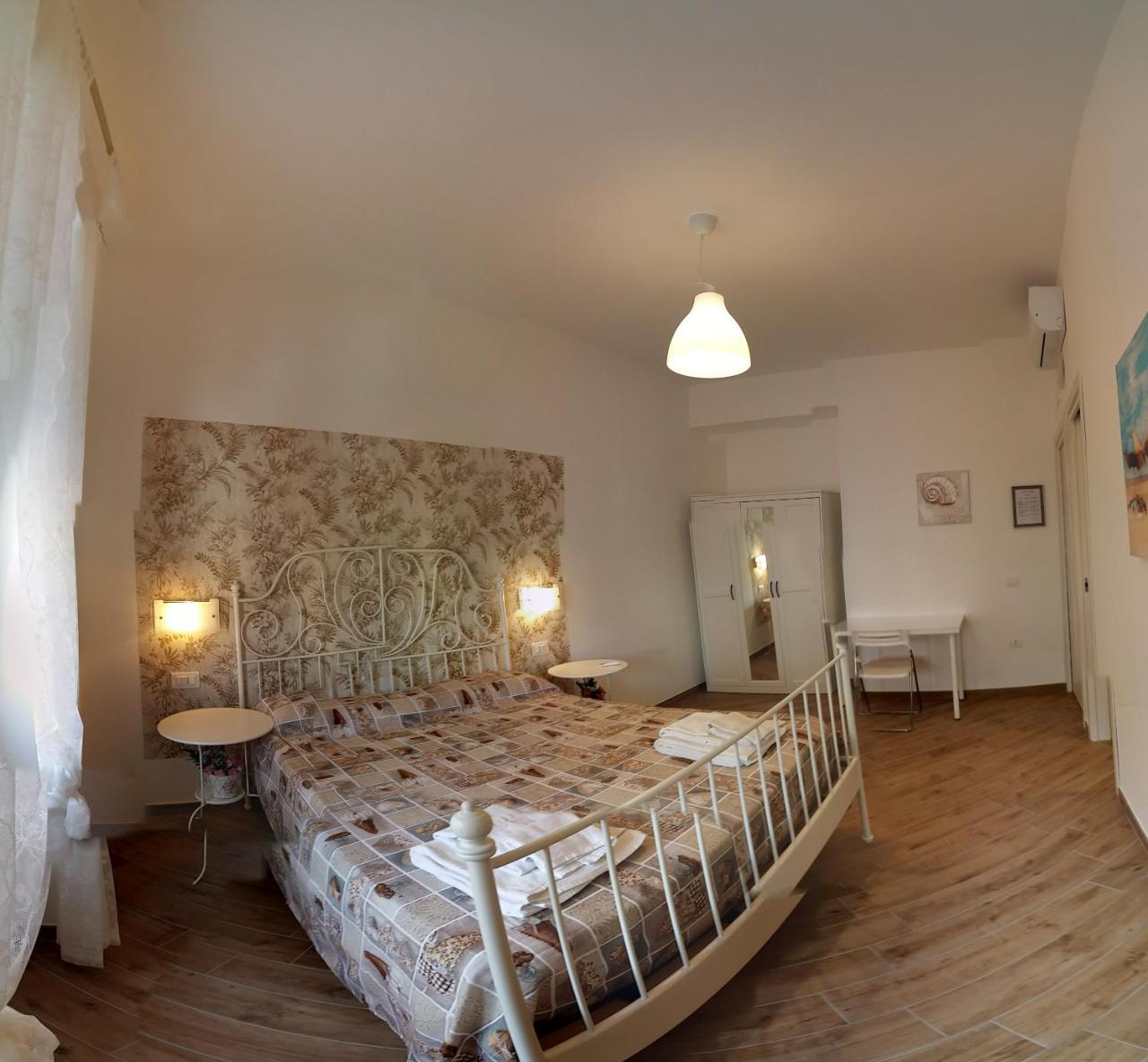 B & B Civico 6 Rooms Салерно Экстерьер фото