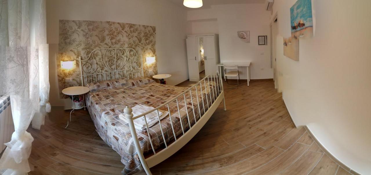 B & B Civico 6 Rooms Салерно Экстерьер фото